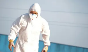 un 'addetto alla bonifica di una canna fumaria in amianto con dispositivi di sicurezza su un tetto