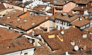 tetti di una città visti dall'alto con delle canne fumarie in amianto