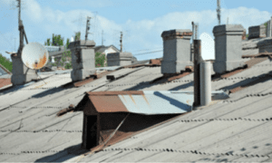 tetti di abitazioni con canne fumarie in amianto