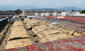 un tetto con delle tegole in eternit parzialmente rimosse