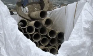 tubi di amianto che vengono rimossi e messi in appositi teli per essere trasportati alle apposite discariche per lo smaltimento corretto