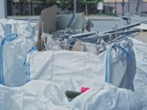 degli appositi sacchi per la rimozione e lo smaltimento dell'amianto