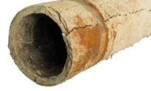 un vecchio tubo in amianto rovinato